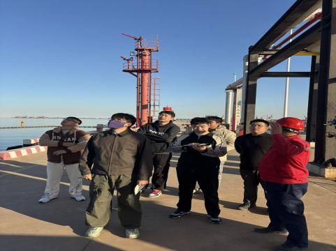 生产调度中心组织新员工参观厂区